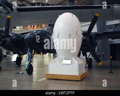 Pensacola, Florida, Stati Uniti - 10 agosto 2012: Bomba atomica e aereo nel National Naval Aviation Museum. Foto Stock