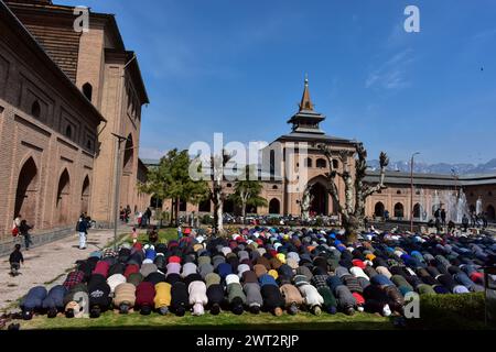 Srinagar, India. 15 marzo 2024. I musulmani kashmiri offrono preghiere congregazionali alla grande Moschea o a Jamia Masjid durante il primo venerdì del Ramadan a Srinagar. I musulmani di tutto il mondo stanno segnando il mese del Ramadan, il mese più sacro del calendario islamico in cui i devoti vanno velocemente dall'alba al tramonto. Credito: SOPA Images Limited/Alamy Live News Foto Stock