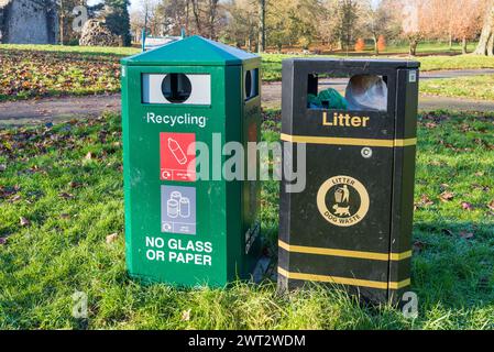 Bidoni per rifiuti e riciclaggio a Priory Park, Dudley, West Midlands, Regno Unito Foto Stock