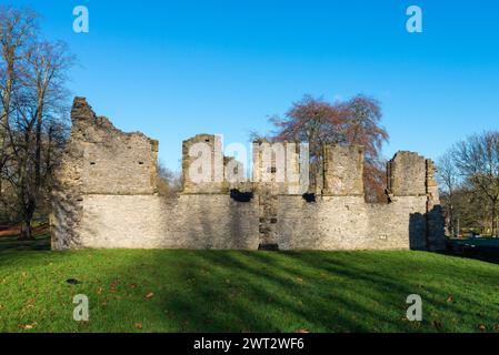 Priory Park, Dudley è sede delle rovine del Priorato di St James, che ha più di 900 anni ed è classificato di grado 1. Foto Stock