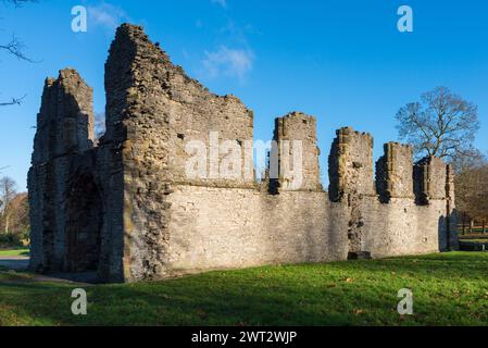 Priory Park, Dudley è sede delle rovine del Priorato di St James, che ha più di 900 anni ed è classificato di grado 1. Foto Stock