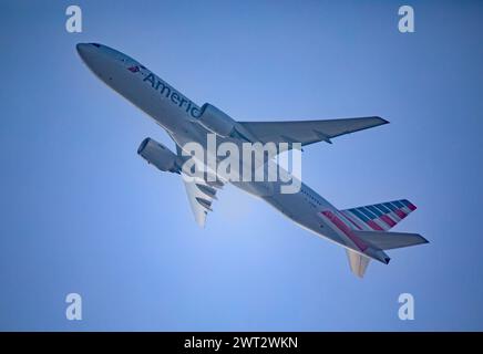 Il volo American Airlines AAL-716, un Boeing 777-223 di linea a lungo raggio, guadagna quota poco dopo il decollo dall'aeroporto internazionale Charlotte-Douglas. Foto Stock