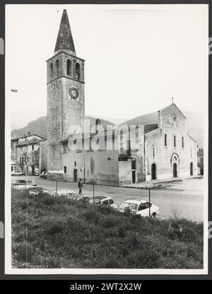 Umbria Terni Ferentillo S. Maria. Hutzel, Max 1960-1990 vedute generali della citta' e della chiesa in stile basilica, con il suo alto campanile appuntito. La chiesa ha una facciata semplice. L'interno presenta archi leggermente appuntiti e un soffitto in legno. Ci sono pochi dipinti. Un grande affresco raffigura una serie di martiri femminili. Sembra che i dipinti siano stati fatti dal tardo medioevo al Rinascimento. Note sull'oggetto: Nessuna campagna fotografica Hutzel. Mancano i negativi. Il fotografo e studioso tedesco Max Hutzel (1911-1988) fotografò in Italia dai primi anni '1960 fino alla sua morte. Il risultato di questo progetto, referr Foto Stock