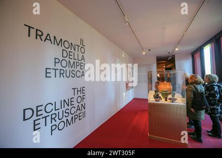 I visitatori osservano gli oggetti e i vasi etruschi esposti a Pompei durante la mostra "Pompei e gli Etruschi" Foto Stock