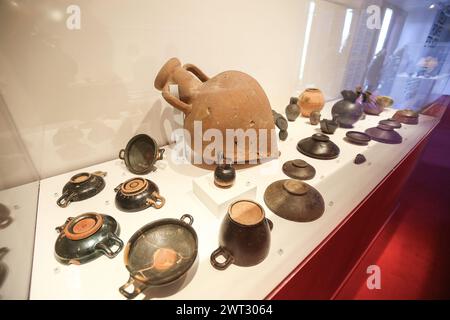 Oggetti e vasi etruschi esposti a Pompei durante la mostra "Pompei e gli Etruschi" Foto Stock