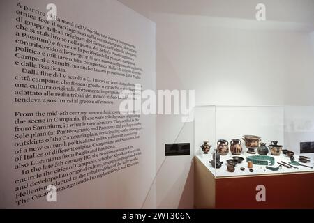 Oggetti e vasi etruschi esposti a Pompei durante la mostra "Pompei e gli Etruschi" Foto Stock