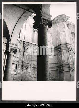 Lazio Roma Palazzo Lante. Hutzel, Max 1960-1990 Post-medievale: Architettura, vista sul cortile, scultura architettonica; pittura (affreschi sul soffitto e sulle pareti), rilievi scultorei. Note sull'oggetto: Il palazzo fu commissionato da papa Leone X dei Medici all'inizio del XVI secolo. Dopo la seconda guerra mondiale, il palazzo fu rilevato dalla città di Roma e nel 1955 iniziò il restauro, terminando nel 1958 circa. Situato in Piazza S. Eustachio. Il fotografo e studioso tedesco Max Hutzel (1911-1988) fotografò in Italia dai primi anni '1960 fino alla sua morte. Il risultato di questo progetto, indicato da Hutzel come FOT Foto Stock