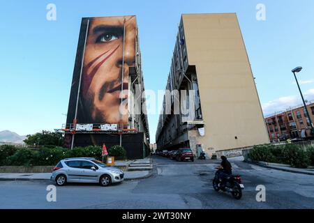 Una veduta dei murales giganti, raffiguranti il rivoluzionario che Guevara, dell'artista Jorit Agoch, su un edificio del San Giovanni a Teduccio, un distr Foto Stock