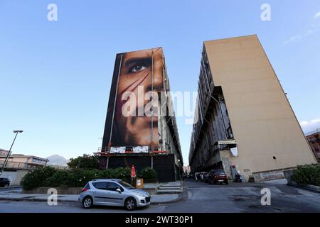 Una veduta dei murales giganti, raffiguranti il rivoluzionario che Guevara, dell'artista Jorit Agoch, su un edificio del San Giovanni a Teduccio, un distr Foto Stock