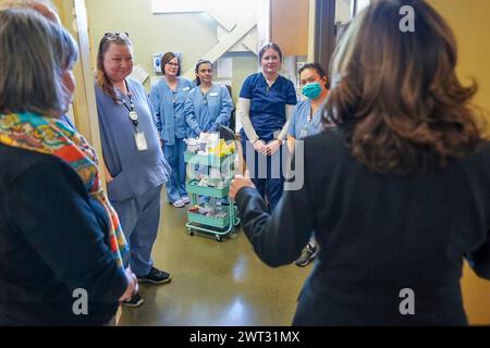 St Paul, Stati Uniti d'America. 14 marzo 2024. Il Vicepresidente degli Stati Uniti Kamala Harris, giusto, parla con il personale medico durante un tour delle strutture mediche di Planned Parenthood, 14 marzo 2024 a St. Paul, Minnesota. Harris e' la prima visita di un Vicepresidente in carica in una clinica che fornisce aborti. Crediti: Lawrence Jackson/White House Photo/Alamy Live News Foto Stock