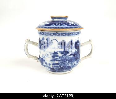 Antica tazza e coperchio di cioccolato bianco e blu cinese del XVIII-XIX secolo. N. 1 Foto Stock