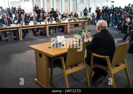 Jaroslaw Kaczynski parla alla commissione parlamentare durante il cosiddetto caso Pegasus interrogatorio. Jaroslaw Kaczynski, il principale leader dell'opposizione polacca ed ex primo ministro, è stato interrogato da una commissione parlamentare che indaga sull'uso di spyware di Pegasus da parte di Israele quando era al potere il suo partito di estrema destra per la legge e la giustizia. L'uso di questo avanzato spyware contro gli oppositori politici è una delle cose che danneggiano le credenziali democratiche di quel governo. Lo spyware Pegasus doveva essere usato per combattere il terrorismo, ma come rivelato dalla compagnia canadese Citizen Lab, Pegasus lo era Foto Stock