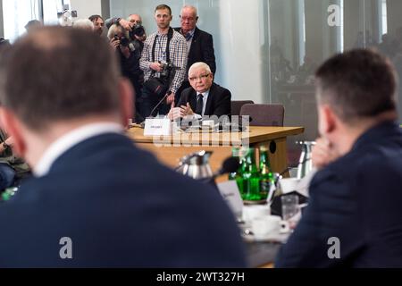 Jaroslaw Kaczynski parla alla commissione parlamentare durante il cosiddetto caso Pegasus interrogatorio. Jaroslaw Kaczynski, il principale leader dell'opposizione polacca ed ex primo ministro, è stato interrogato da una commissione parlamentare che indaga sull'uso di spyware di Pegasus da parte di Israele quando era al potere il suo partito di estrema destra per la legge e la giustizia. L'uso di questo avanzato spyware contro gli oppositori politici è una delle cose che danneggiano le credenziali democratiche di quel governo. Lo spyware Pegasus doveva essere usato per combattere il terrorismo, ma come rivelato dalla compagnia canadese Citizen Lab, Pegasus lo era Foto Stock