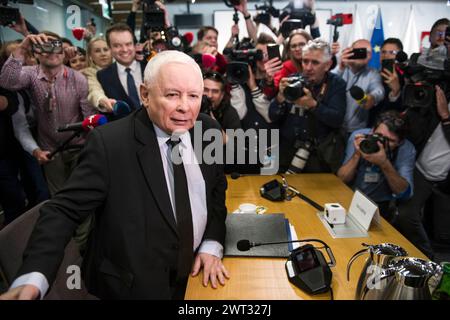 Jaroslaw Kaczynski è circondato da fotogiornalisti e cameraman poco prima dell'interrogatorio della commissione parlamentare nel cosiddetto caso Pegasus. Jaroslaw Kaczynski, il principale leader dell'opposizione polacca ed ex primo ministro, è stato interrogato da una commissione parlamentare che indaga sull'uso di spyware di Pegasus da parte di Israele quando era al potere il suo partito di estrema destra per la legge e la giustizia. L'uso di questo avanzato spyware contro gli oppositori politici è una delle cose che danneggiano le credenziali democratiche di quel governo. Lo spyware Pegasus doveva essere usato per combattere il terrorismo, ma come reve Foto Stock