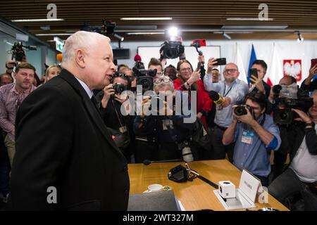 Jaroslaw Kaczynski è circondato da fotogiornalisti e cameraman poco prima dell'interrogatorio della commissione parlamentare nel cosiddetto caso Pegasus. Jaroslaw Kaczynski, il principale leader dell'opposizione polacca ed ex primo ministro, è stato interrogato da una commissione parlamentare che indaga sull'uso di spyware di Pegasus da parte di Israele quando era al potere il suo partito di estrema destra per la legge e la giustizia. L'uso di questo avanzato spyware contro gli oppositori politici è una delle cose che danneggiano le credenziali democratiche di quel governo. Lo spyware Pegasus doveva essere usato per combattere il terrorismo, ma come reve Foto Stock