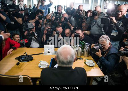 Jaroslaw Kaczynski è circondato da fotogiornalisti e cameraman poco prima dell'interrogatorio della commissione parlamentare nel cosiddetto caso Pegasus. Jaroslaw Kaczynski, il principale leader dell'opposizione polacca ed ex primo ministro, è stato interrogato da una commissione parlamentare che indaga sull'uso di spyware di Pegasus da parte di Israele quando era al potere il suo partito di estrema destra per la legge e la giustizia. L'uso di questo avanzato spyware contro gli oppositori politici è una delle cose che danneggiano le credenziali democratiche di quel governo. Lo spyware Pegasus doveva essere usato per combattere il terrorismo, ma come reve Foto Stock