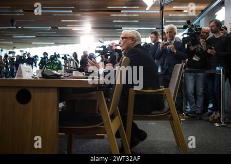 Jaroslaw Kaczynski parla alla commissione parlamentare durante il cosiddetto caso Pegasus interrogatorio. Jaroslaw Kaczynski, il principale leader dell'opposizione polacca ed ex primo ministro, è stato interrogato da una commissione parlamentare che indaga sull'uso di spyware di Pegasus da parte di Israele quando era al potere il suo partito di estrema destra per la legge e la giustizia. L'uso di questo avanzato spyware contro gli oppositori politici è una delle cose che danneggiano le credenziali democratiche di quel governo. Lo spyware Pegasus doveva essere usato per combattere il terrorismo, ma come rivelato dalla compagnia canadese Citizen Lab, Pegasus lo era Foto Stock