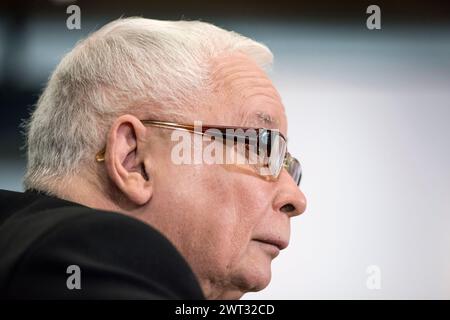 Jaroslaw Kaczynski parla alla commissione parlamentare durante il cosiddetto caso Pegasus interrogatorio. Jaroslaw Kaczynski, il principale leader dell'opposizione polacca ed ex primo ministro, è stato interrogato da una commissione parlamentare che indaga sull'uso di spyware di Pegasus da parte di Israele quando era al potere il suo partito di estrema destra per la legge e la giustizia. L'uso di questo avanzato spyware contro gli oppositori politici è una delle cose che danneggiano le credenziali democratiche di quel governo. Lo spyware Pegasus doveva essere usato per combattere il terrorismo, ma come rivelato dalla compagnia canadese Citizen Lab, Pegasus lo era Foto Stock