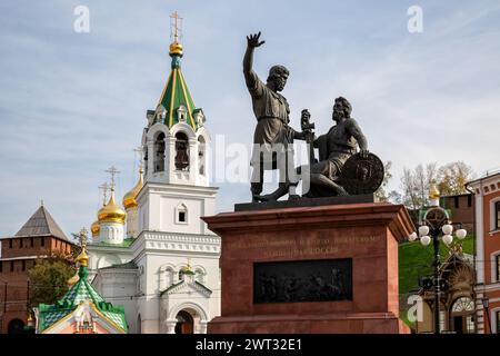 Nizhny Novgorod, Russia - 30 settembre 2023: Monumento a Minin e Pozharsky vicino alla Chiesa della Natività di Giovanni Battista Foto Stock