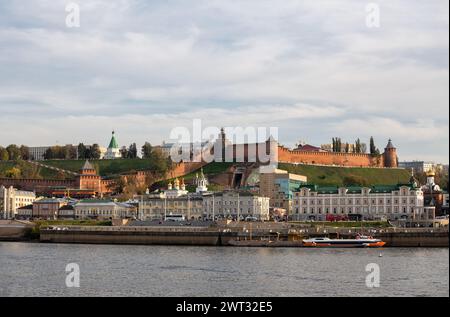 Nizhny Novgorod, Russia - 30 settembre 2023: Vista dal fiume Volga al Cremlino di Nizhny Novgorod e all'argine di Nizhne-Volzhskaya con un molo per Foto Stock