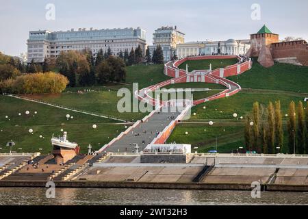 Vista dal fiume Volga alle scale di Chkalov e all'argine di Volzhskaya. Nizhny Novgorod, Russia Foto Stock