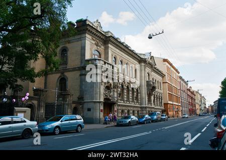 St Petersburg, Russia - 07 luglio 2012: English Avenue nella parte centrale di San Pietroburgo. Bellissimi palazzi antichi e condomini Foto Stock