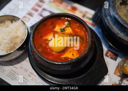 Stufato di tofu Sundubu con pasta piccante coreana - stile cucina coreana Foto Stock