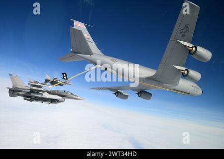 Gli F-16 Fighting Falcons del 148th Fighter Wing di Duluth, Minn. Eseguono una missione di rifornimento con un KC-135 Stratotanker del 128th Air Refueling Foto Stock