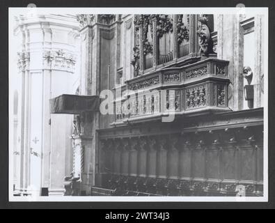 Campania Caserta Aversa S. Paolo, Cattedrale 4. Hutzel, Max 1960-1990 Medieval: I lavori sulla cattedrale iniziati nel 1053 sotto il conte Riccardo i, completati nel 1145 dal figlio Giordano nel 1090. Distrutto da un incendio nel 1145 e restaurato nel 1255. Danneggiato dal terremoto del dicembre 1456 e ricostruito nel 1703-1715 da C. Beratti. Esterno e interno: Architettura, scultura architettonica. Post-medievale: Vedute interne: Altare del 1563 di Giacomo Lucarelli, con fregio che rappresenta la Trinità, l'Annunciazione e la SS. Pietro e Paolo; trono vescovile; Crocifisso ligneo, catalana, c. 1250; fotografo di origine tedesca e. Foto Stock