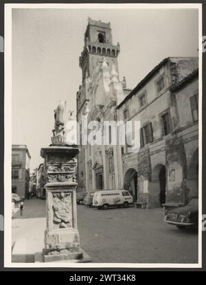 Toscana Grosseto Pitigliano SS. Pietro e Paolo, Cattedrale 6. Hutzel, Max 1960-1990 Medieval: campanile del XIV secolo. Post-medievale: Architettura del XVI e XVIII secolo, con facciata barocca (modifiche della struttura medievale originale), scultura architettonica, dipinti su tela, altare barocco elaborato con scultura, monumento in travertino con stemmi e emblema Orsini (situato in piazza di fronte alla cattedrale) Note sull'oggetto: nessun negativo per la seconda serie di stampe il fotografo e studioso tedesco Max Hutzel (1911-1988) fotografato in Italia dai primi anni '1960 fino alla sua morte. T Foto Stock