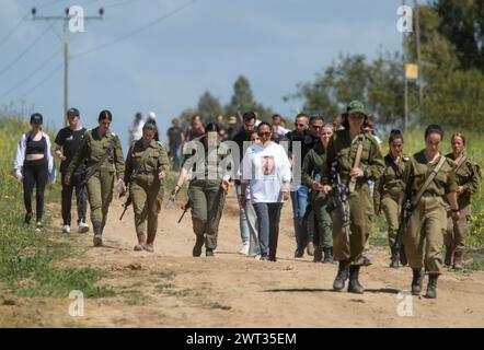 Israeliani in una marcia vicino a Nahal Oz lungo il confine della Striscia di Gaza il 15 marzo 2024 in onore dei soldati israeliani uccisi dai terroristi di Hamas durante la loro infiltrazione e furia il 7 ottobre 2023. Circa 66 soldati israeliani persero la vita quando Hamas attraversò la recinzione di confine e si diresse in una base militare lungo il confine a Nahal Oz, inclusi 15 soldati di sorveglianza che erano in un centro di comando che fu assalito da Hamas dove 15 soldati furono uccisi. La maggior parte dei soldati che prestavano servizio in quell'unità erano donne. Diverse migliaia di familiari e amici dei soldati ki Foto Stock