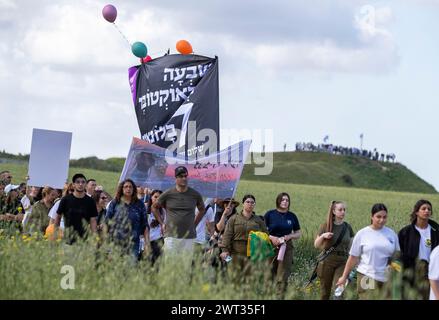 Israeliani in una marcia vicino a Nahal Oz lungo il confine della Striscia di Gaza il 15 marzo 2024 in onore dei soldati israeliani uccisi dai terroristi di Hamas durante la loro infiltrazione e furia il 7 ottobre 2023. Circa 66 soldati israeliani persero la vita quando Hamas attraversò la recinzione di confine e si diresse in una base militare lungo il confine a Nahal Oz, inclusi 15 soldati di sorveglianza che erano in un centro di comando che fu assalito da Hamas dove 15 soldati furono uccisi. La maggior parte dei soldati che prestavano servizio in quell'unità erano donne. Diverse migliaia di familiari e amici dei soldati ki Foto Stock