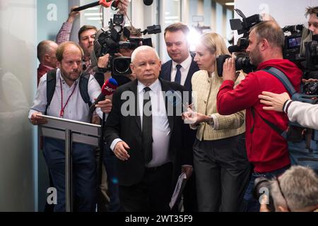 Jaroslaw Kaczynski interviene per l'interrogatorio della commissione parlamentare nel cosiddetto caso Pegasus. Jaroslaw Kaczynski, il principale leader dell'opposizione polacca ed ex primo ministro, è stato interrogato da una commissione parlamentare che indaga sull'uso di spyware di Pegasus da parte di Israele quando era al potere il suo partito di estrema destra per la legge e la giustizia. L'uso di questo avanzato spyware contro gli oppositori politici è una delle cose che danneggiano le credenziali democratiche di quel governo. Lo spyware Pegasus doveva essere usato per combattere il terrorismo, ma come rivelato dalla compagnia canadese Citizen Lab, Pegasus Foto Stock