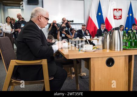 Jaroslaw Kaczynski parla alla commissione parlamentare durante il cosiddetto caso Pegasus interrogatorio. Jaroslaw Kaczynski, il principale leader dell'opposizione polacca ed ex primo ministro, è stato interrogato da una commissione parlamentare che indaga sull'uso di spyware di Pegasus da parte di Israele quando era al potere il suo partito di estrema destra per la legge e la giustizia. L'uso di questo avanzato spyware contro gli oppositori politici è una delle cose che danneggiano le credenziali democratiche di quel governo. Lo spyware Pegasus doveva essere usato per combattere il terrorismo, ma come rivelato dalla compagnia canadese Citizen Lab, Pegasus lo era Foto Stock
