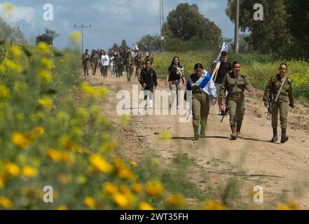 Israeliani in una marcia vicino a Nahal Oz lungo il confine della Striscia di Gaza il 15 marzo 2024 in onore dei soldati israeliani uccisi dai terroristi di Hamas durante la loro infiltrazione e furia il 7 ottobre 2023. Circa 66 soldati israeliani persero la vita quando Hamas attraversò la recinzione di confine e si diresse in una base militare lungo il confine a Nahal Oz, inclusi 15 soldati di sorveglianza che erano in un centro di comando che fu assalito da Hamas dove 15 soldati furono uccisi. La maggior parte dei soldati che prestavano servizio in quell'unità erano donne. Diverse migliaia di familiari e amici dei soldati ki Foto Stock