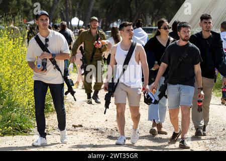 Israeliani in una marcia vicino a Nahal Oz lungo il confine della Striscia di Gaza il 15 marzo 2024 in onore dei soldati israeliani uccisi dai terroristi di Hamas durante la loro infiltrazione e furia il 7 ottobre 2023. Circa 66 soldati israeliani persero la vita quando Hamas attraversò la recinzione di confine e si diresse in una base militare lungo il confine a Nahal Oz, inclusi 15 soldati di sorveglianza che erano in un centro di comando che fu assalito da Hamas dove 15 soldati furono uccisi. La maggior parte dei soldati che prestavano servizio in quell'unità erano donne. Diverse migliaia di familiari e amici dei soldati ki Foto Stock