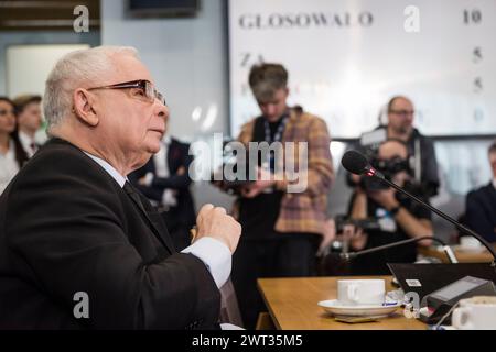 Jaroslaw Kaczynski parla alla commissione parlamentare durante il cosiddetto caso Pegasus interrogatorio. Jaroslaw Kaczynski, il principale leader dell'opposizione polacca ed ex primo ministro, è stato interrogato da una commissione parlamentare che indaga sull'uso di spyware di Pegasus da parte di Israele quando era al potere il suo partito di estrema destra per la legge e la giustizia. L'uso di questo avanzato spyware contro gli oppositori politici è una delle cose che danneggiano le credenziali democratiche di quel governo. Lo spyware Pegasus doveva essere usato per combattere il terrorismo, ma come rivelato dalla compagnia canadese Citizen Lab, Pegasus lo era Foto Stock