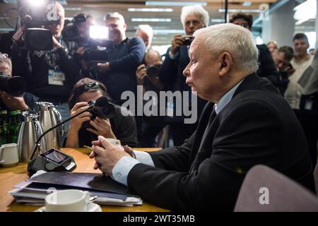 Jaroslaw Kaczynski è circondato da fotogiornalisti e cameraman poco prima dell'interrogatorio della commissione parlamentare nel cosiddetto caso Pegasus. Jaroslaw Kaczynski, il principale leader dell'opposizione polacca ed ex primo ministro, è stato interrogato da una commissione parlamentare che indaga sull'uso di spyware di Pegasus da parte di Israele quando era al potere il suo partito di estrema destra per la legge e la giustizia. L'uso di questo avanzato spyware contro gli oppositori politici è una delle cose che danneggiano le credenziali democratiche di quel governo. Lo spyware Pegasus doveva essere usato per combattere il terrorismo, ma come reve Foto Stock