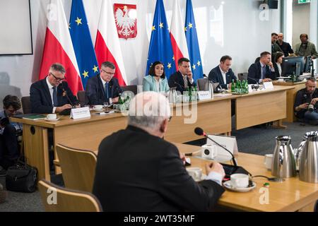 Jaroslaw Kaczynski parla alla commissione parlamentare durante il cosiddetto caso Pegasus interrogatorio. Jaroslaw Kaczynski, il principale leader dell'opposizione polacca ed ex primo ministro, è stato interrogato da una commissione parlamentare che indaga sull'uso di spyware di Pegasus da parte di Israele quando era al potere il suo partito di estrema destra per la legge e la giustizia. L'uso di questo avanzato spyware contro gli oppositori politici è una delle cose che danneggiano le credenziali democratiche di quel governo. Lo spyware Pegasus doveva essere usato per combattere il terrorismo, ma come rivelato dalla compagnia canadese Citizen Lab, Pegasus lo era Foto Stock