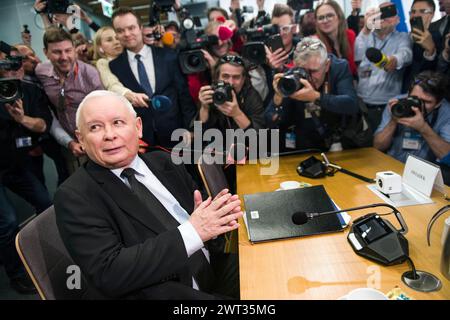 Jaroslaw Kaczynski è circondato da fotogiornalisti e cameraman poco prima dell'interrogatorio della commissione parlamentare nel cosiddetto caso Pegasus. Jaroslaw Kaczynski, il principale leader dell'opposizione polacca ed ex primo ministro, è stato interrogato da una commissione parlamentare che indaga sull'uso di spyware di Pegasus da parte di Israele quando era al potere il suo partito di estrema destra per la legge e la giustizia. L'uso di questo avanzato spyware contro gli oppositori politici è una delle cose che danneggiano le credenziali democratiche di quel governo. Lo spyware Pegasus doveva essere usato per combattere il terrorismo, ma come reve Foto Stock