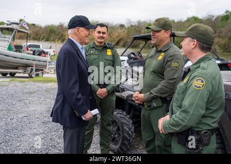 Brownsville, Stati Uniti d'America. 29 febbraio 2024. Il presidente degli Stati Uniti Joe Biden saluta gli agenti della pattuglia di frontiera degli Stati Uniti, durante un briefing sulla tecnologia utilizzata per monitorare e proteggere il confine alla stazione di polizia di frontiera di Brownsville, 29 febbraio 2024, a Brownsville, Texas. Crediti: Adam Schultz/White House Photo/Alamy Live News Foto Stock