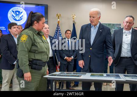 Brownsville, Stati Uniti d'America. 29 febbraio 2024. Il presidente degli Stati Uniti Joe Biden pone una domanda durante un briefing della pattuglia di frontiera degli Stati Uniti, dei servizi di cittadinanza e immigrazione e delle forze dell'immigrazione presso la stazione di polizia di frontiera di Brownsville, 29 febbraio 2024, a Brownsville, Texas. Crediti: Adam Schultz/White House Photo/Alamy Live News Foto Stock