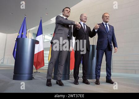 Emmanuel Macron, Olaf Scholz und Donald Tusk beim Pressestatement nach dem gemeinsamen Gespräch mit dem Bundeskanzler im Bundeskanzleramt. Berlino, 15.03.2024 Foto Stock