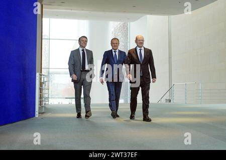 Emmanuel Macron, Olaf Scholz und Donald Tusk beim Pressestatement nach dem gemeinsamen Gespräch mit dem Bundeskanzler im Bundeskanzleramt. Berlino, 15.03.2024 Foto Stock