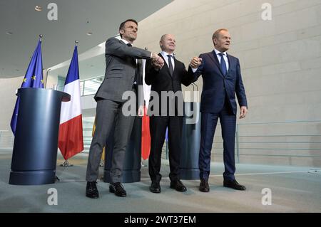 Emmanuel Macron, Olaf Scholz und Donald Tusk beim Pressestatement nach dem gemeinsamen Gespräch mit dem Bundeskanzler im Bundeskanzleramt. Berlino, 15.03.2024 Foto Stock