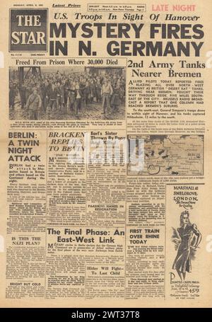 1945 la prima pagina della Star riporta l'avanzata delle forze britanniche su Brema, i prigionieri di guerra russi rilasciati dalla prigione e i bombardamenti alleati di Berlino Foto Stock