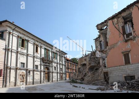 Una casa parzialmente crollata, in attesa di ricostruzione, circa un anno dopo il terremoto nella città di l'Aquila, avvenuto il 6 aprile 2009 Foto Stock