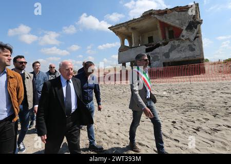 Il governatore della Campania, Vincenzo De Luca, e il sindaco di Castel Volturno, Dimitri Russo, arrivano al luogo della demolizione di uno degli illegittimi Foto Stock