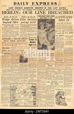 1945 la prima pagina del Daily Express riporta la battaglia per Berlino Foto Stock