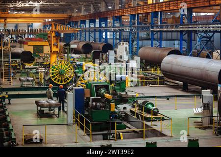 Moderna linea di produzione di tubi per giunzioni in fabbrica. Foto Stock